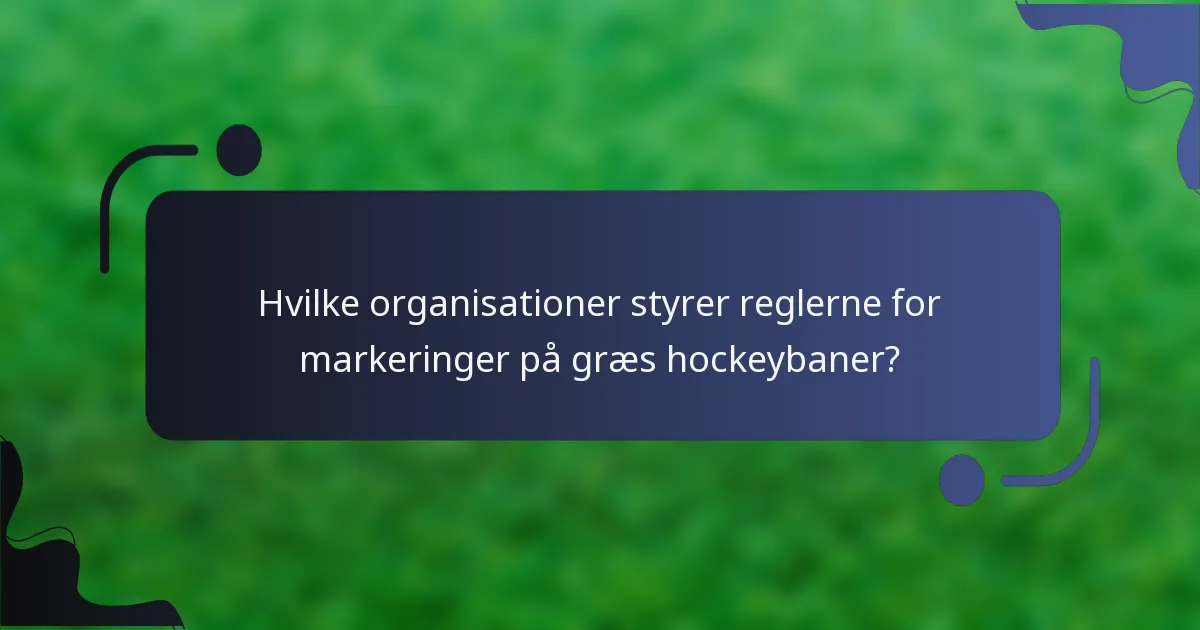 Hvilke organisationer styrer reglerne for markeringer på græs hockeybaner?